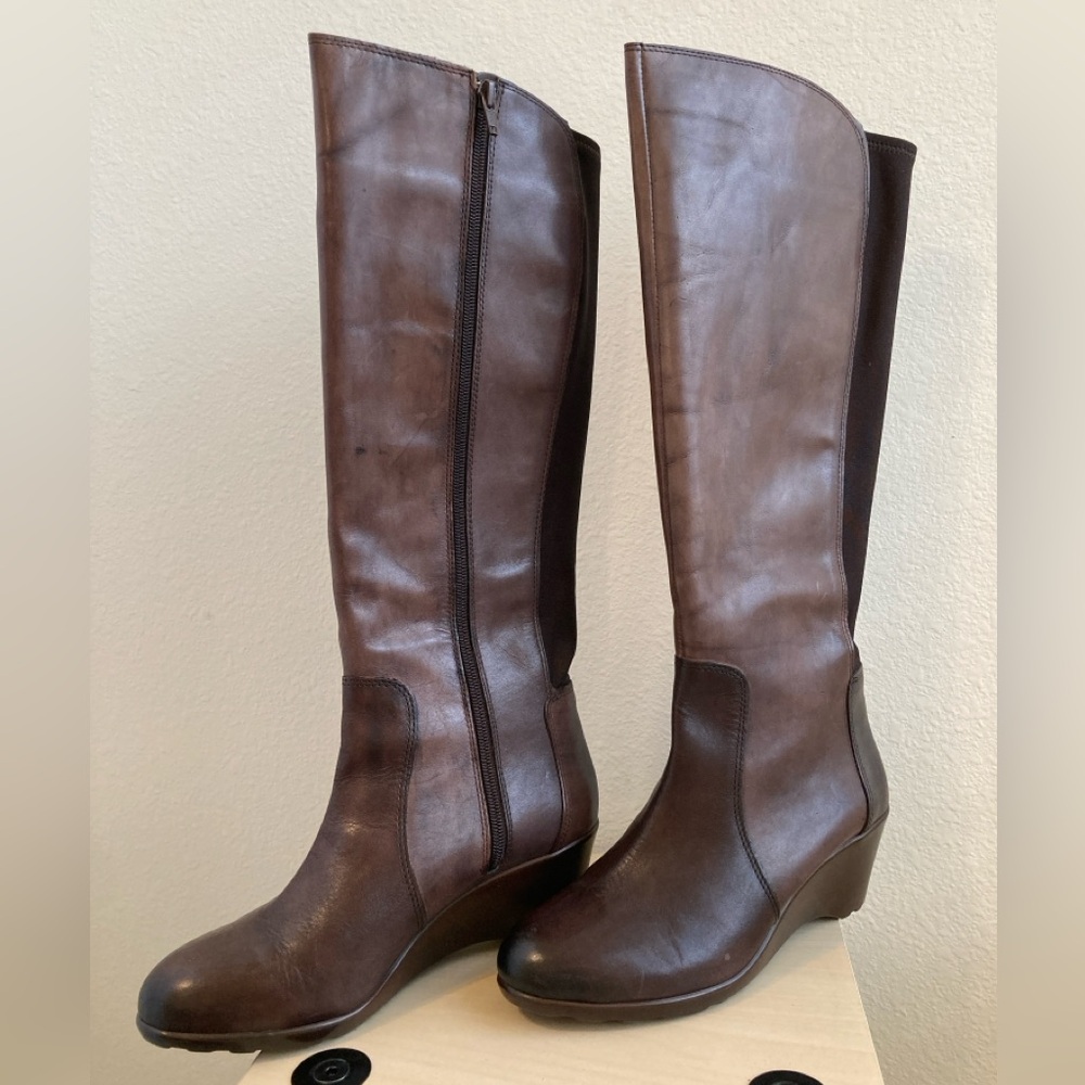 Michelle D Dark Brown Leather Knee Boots Size 8M Low Wedge Stretch Back